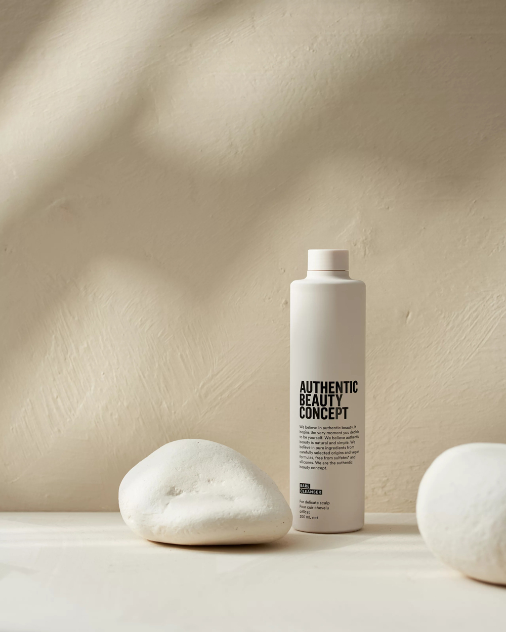 Authentic Beauty Concept Bare Cleanser Authentic Beauty Concept Bare Cleanser präsentiert sich in einer stilvollen, minimalistischen Flasche mit pastellfarbenem Design. Die schlichte Verpackung unterstreicht die Reinheit der Formel, die frei von Parabenen, Sulfaten, Silikonen und PEG ist und für eine sanfte Reinigung sowie intensive Feuchtigkeitspflege von Haar und Kopfhaut sorgt.