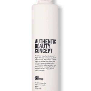 Authentic Beauty Concept Bare Cleanser präsentiert sich in einer stilvollen, minimalistischen Flasche mit pastellfarbenem Design. Die schlichte Verpackung unterstreicht die Reinheit der Formel, die frei von Parabenen, Sulfaten, Silikonen und PEG ist und für eine sanfte Reinigung sowie intensive Feuchtigkeitspflege von Haar und Kopfhaut sorgt.