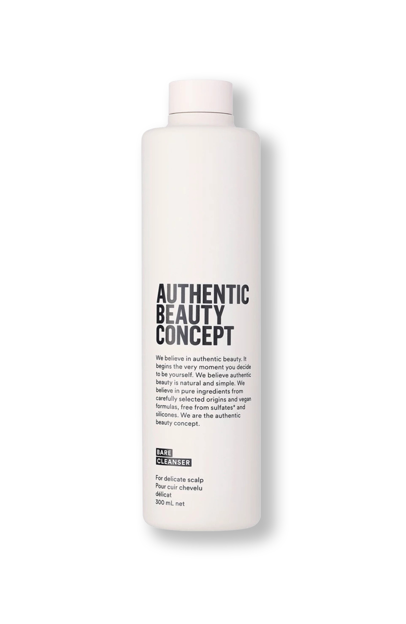Authentic Beauty Concept Bare Cleanser präsentiert sich in einer stilvollen, minimalistischen Flasche mit pastellfarbenem Design. Die schlichte Verpackung unterstreicht die Reinheit der Formel, die frei von Parabenen, Sulfaten, Silikonen und PEG ist und für eine sanfte Reinigung sowie intensive Feuchtigkeitspflege von Haar und Kopfhaut sorgt.