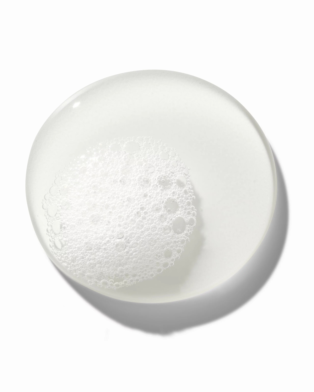 Authentic Beauty Concept Bare Cleanser Texture Authentic Beauty Concept Bare Cleanser präsentiert sich in einer stilvollen, minimalistischen Flasche mit pastellfarbenem Design. Die schlichte Verpackung unterstreicht die Reinheit der Formel, die frei von Parabenen, Sulfaten, Silikonen und PEG ist und für eine sanfte Reinigung sowie intensive Feuchtigkeitspflege von Haar und Kopfhaut sorgt.